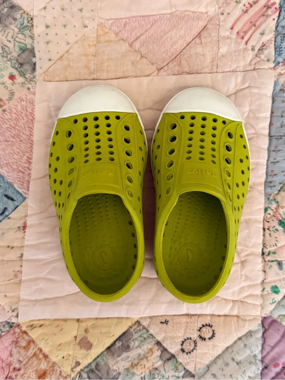 Native Jefferson Kids Shoes | C5 | Green White Slip On Water Shoes Toddler Size